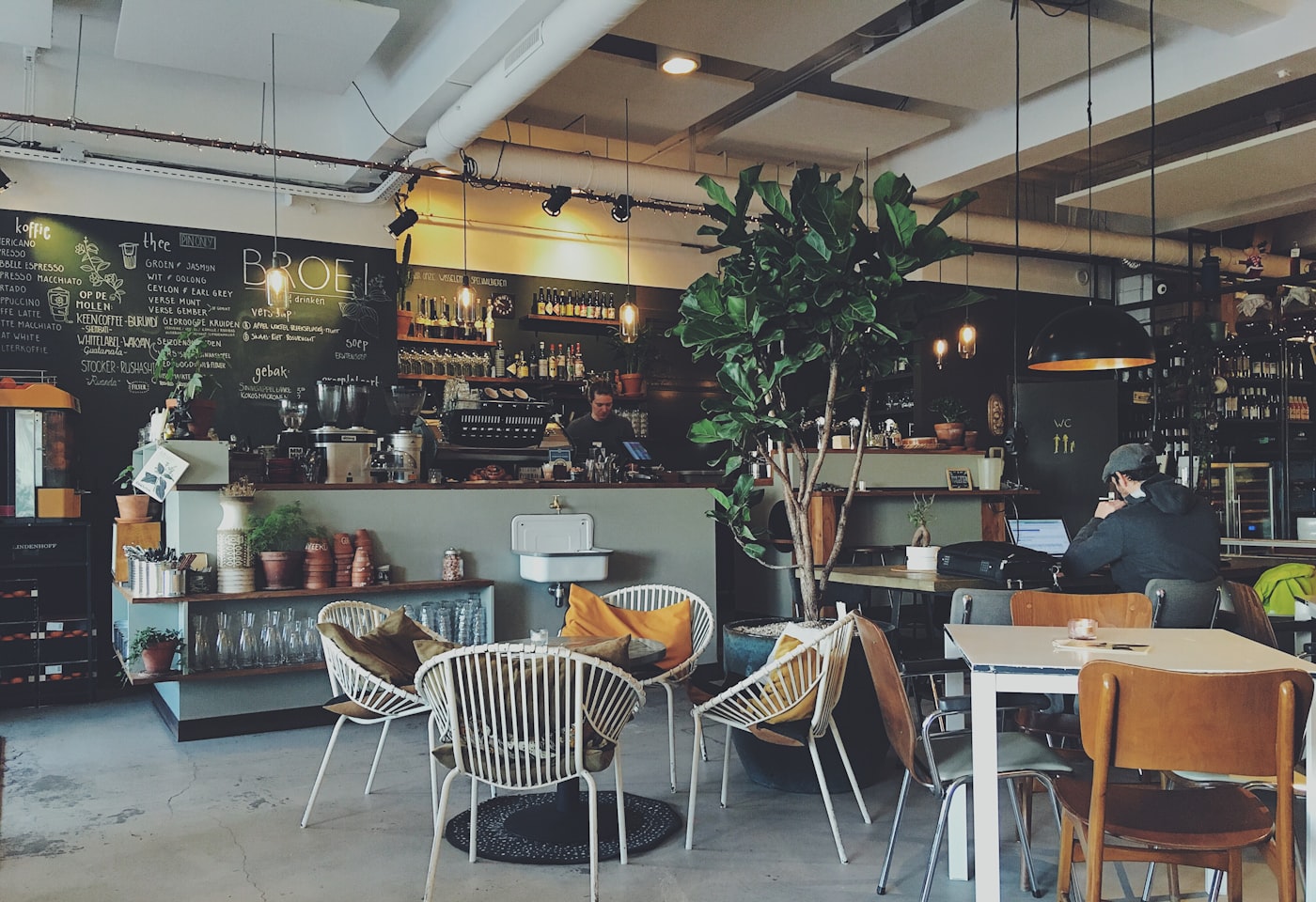 Sıcak ışıklarla aydınlatılmış modern kafe iç mekânı
